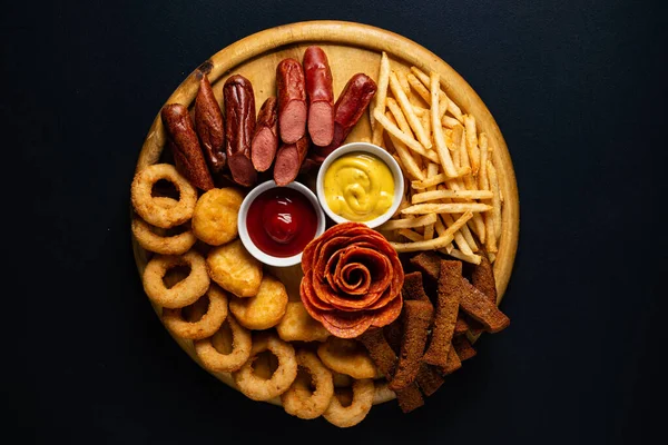 Bier Voorgerecht Zwarte Achtergrond — Stockfoto