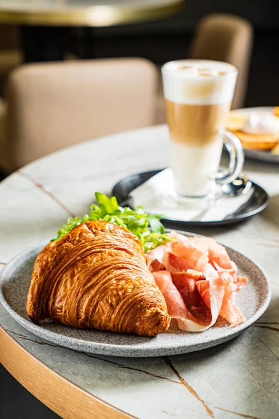 Croissant Com Presunto Café — Fotografia de Stock