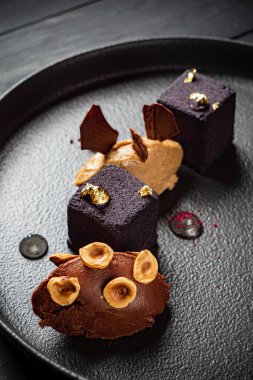 Siyah tabakta lüks hamur işi