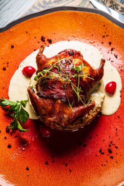 Bütün tavuk ve patates püresi.