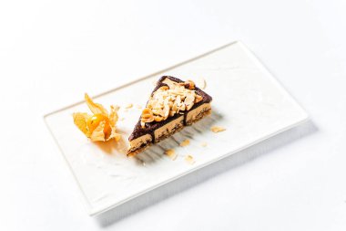 Beyaz arka planda çikolatalı pasta