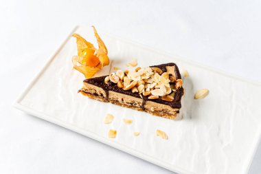 Beyaz arka planda çikolatalı pasta