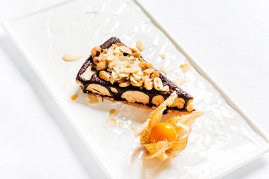 Beyaz arka planda çikolatalı pasta