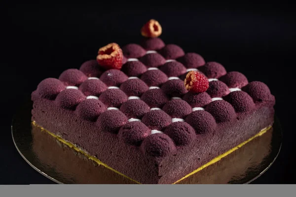 用新鲜浆果做的慕斯蛋糕 — 图库照片