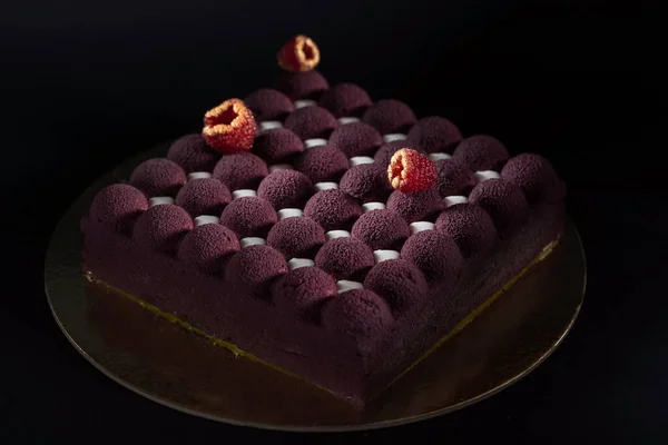 用新鲜浆果做的慕斯蛋糕 — 图库照片