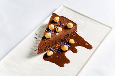 Beyaz arka planda çikolatalı pasta