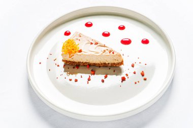 Üzerinde Berris olan peynirli kek.