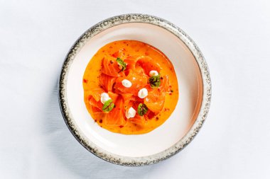Beyaz sırtüstü somon ceviche