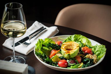 avokado ve kinoalı salata