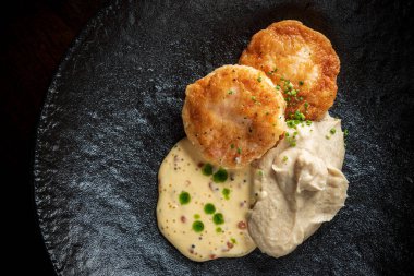 Balık pirzolası ve patates püresi.