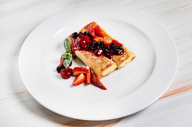 Çilekli krep ve süzme peynir.