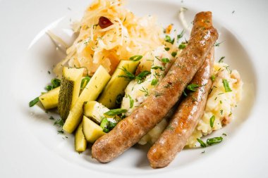 Sosisli patates püresi ve lahana salatası.