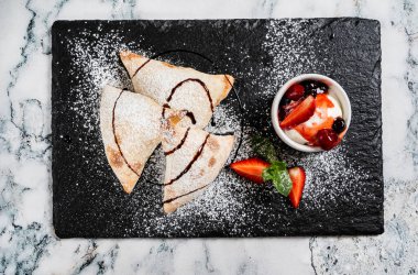 İtalyan pastası, dondurma ve çilek.