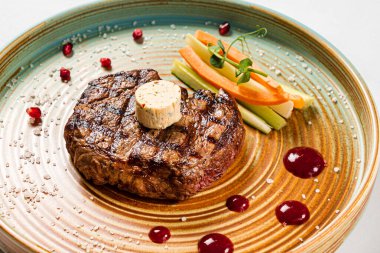 Izgara biftek, tereyağı, tuz ve biber.