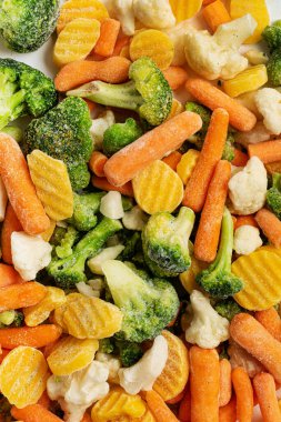 Beyaz arka planda donmuş sebzeler