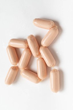 Beyaz arka planda tavuk sosisi