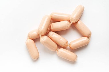 Beyaz arka planda tavuk sosisi