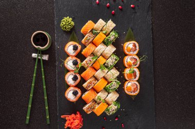 Siyah arka planda suşi.