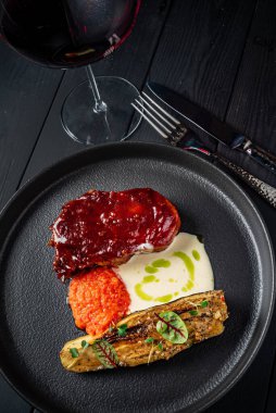 Izgara sebzeli biftek ve kırmızı şarap.