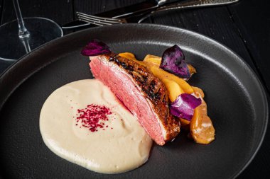 Izgara ördek ve kereviz püresi.