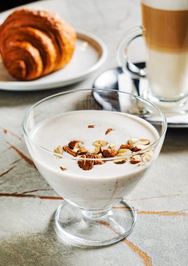 Tahıl ve tohumlu yoğurt.