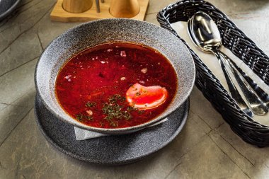 Ekşi kremalı pancar çorbası.