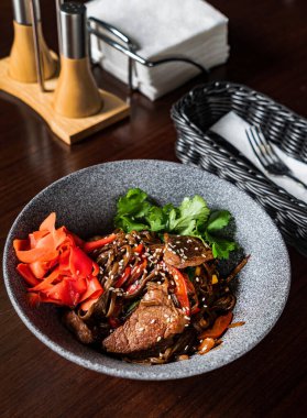 Taze sebzeli biftek ve sos.