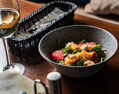 Karides ve balıklı Buda kasesi.