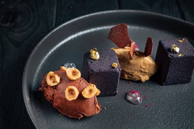 Siyah tabakta lüks hamur işi