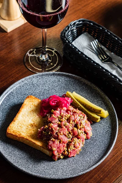 Tartare Carne Com Torrada Fresca — Fotografia de Stock