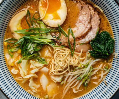 Japon eriştesi, üst manzara.