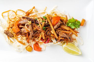 et ve sebzeli erişte.