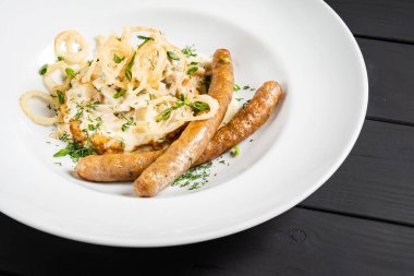 Sosisli ve kızarmış soğanlı patatesli gözleme.