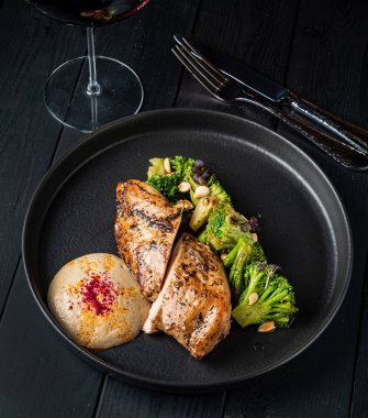 Brokoli ve soslu tavuk filetosu.