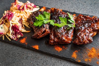 Izgara pirzola ve taze salata.