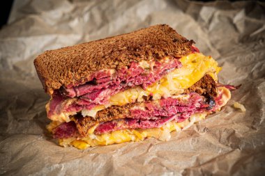 Etli ve peynirli sandviç.