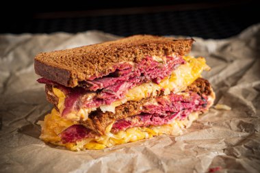 Etli ve peynirli sandviç.