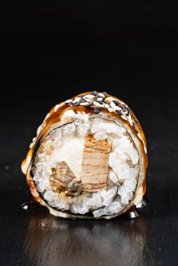 Siyah arka planda suşi.