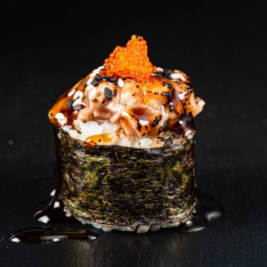 Siyah arka planda suşi.