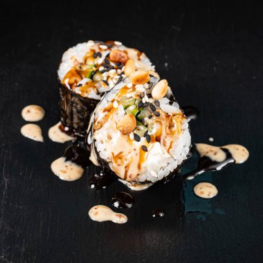 Siyah arka planda suşi.