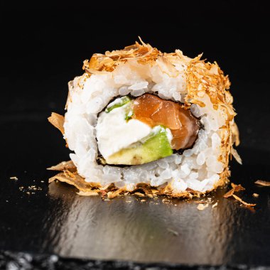 Siyah arka planda suşi.