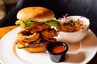 Lahana salatalı lezzetli burger.