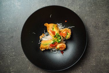 Asya börekleri siyah tabakta