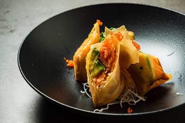 Asya börekleri siyah tabakta