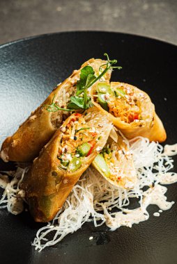 Asya börekleri siyah tabakta