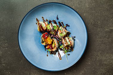 Tabakta lezzetli suşi var.