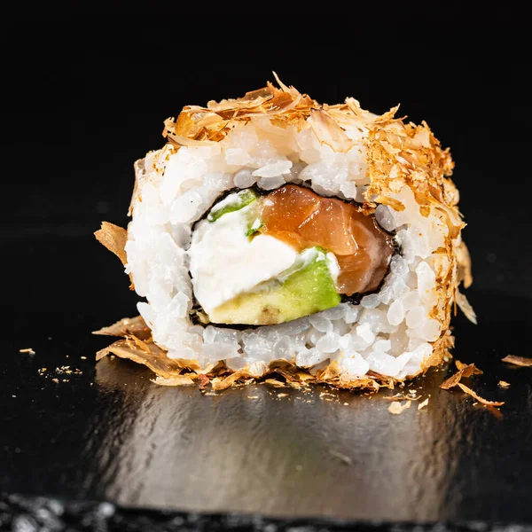 Siyah arka planda suşi.