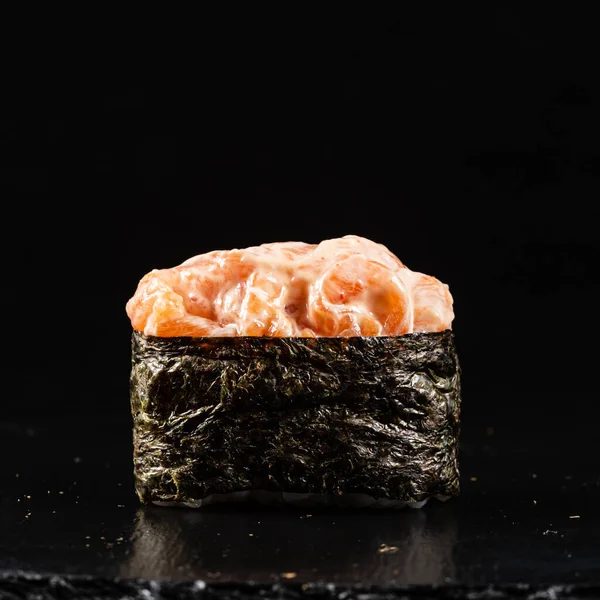 黒を背景に寿司 — ストック写真