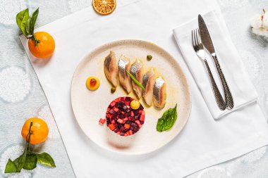 Yeni yıl masasında farklı yemekler ve içecekler var.