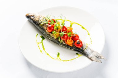 Beyaz arka planda kızarmış balık.